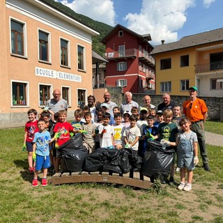 Pallanzeno, i bambini della primaria ripuliscono il paese: una lezione di ambiente ed educazione civica
