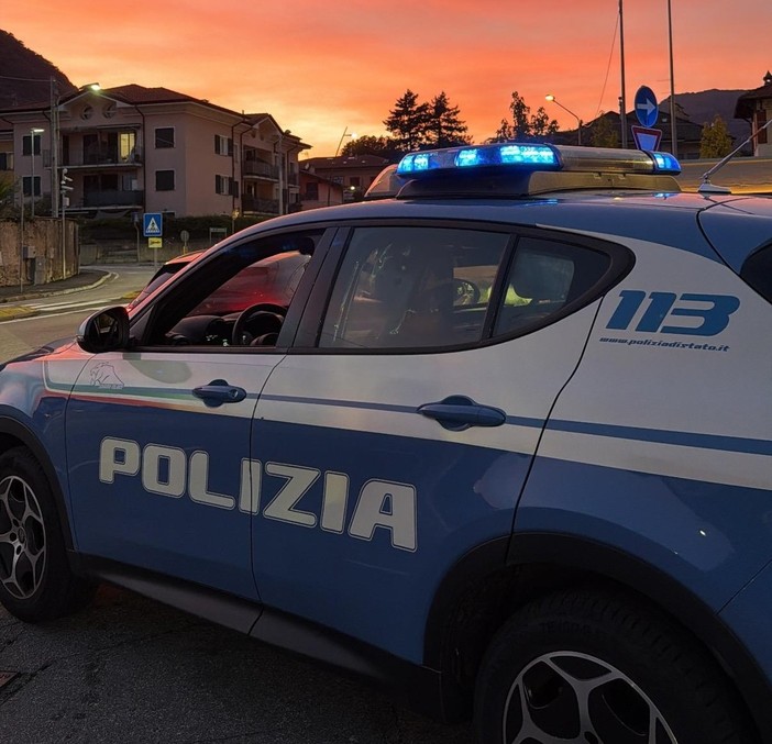 Ruba un'auto in Ticino e fugge oltre il confine: fermato un 25enne a Trasquera