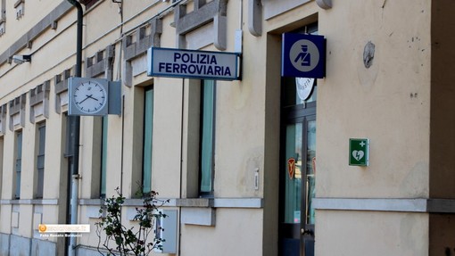 Entra in una galleria e rischia di essere investito sulla linea del Sempione