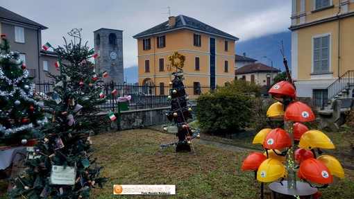 I caschi della Protezione civile addobbano l'albero di Natale