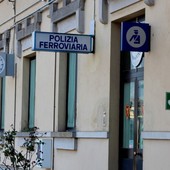 Entra in una galleria e rischia di essere investito sulla linea del Sempione