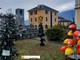 I caschi della Protezione civile addobbano l'albero di Natale