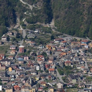 L'abitato di Pallanzeno e nel riquadro il sindaco Gianpaolo Blardone