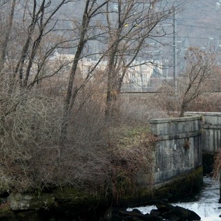 Un tratto del canale che corre a Palllanzeo