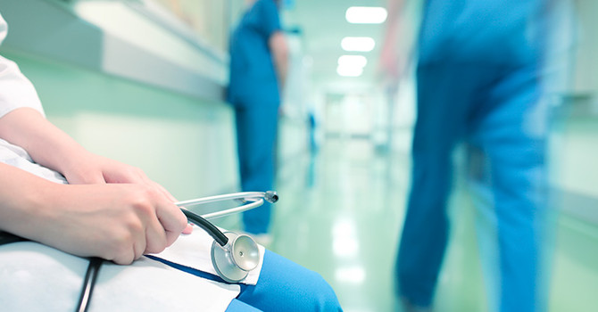 Infermieri italiani: più della metà ha oltre 50 anni, allarme per il sistema sanitario