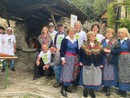 Un gruppo di volontari e amici di Tappia che hanno organizzato l’accoglienza e sfornato pane per i visitatori della frazione