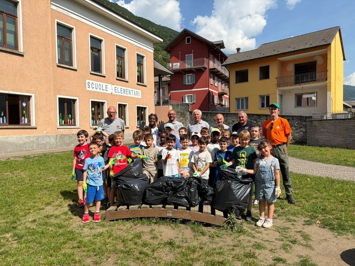 Pallanzeno, i bambini della primaria ripuliscono il paese: una lezione di ambiente ed educazione civica Pallanzeno, i bambini della primaria ripuliscono il paese: una lezione di ambiente ed educazione civica