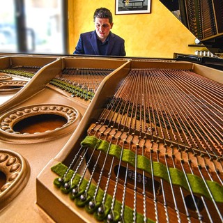 Riccardo Maini incanta Lugano: al via il “From the Valleys Piano Tour 2026” Riccardo Maini incanta Lugano: al via il “From the Valleys Piano Tour 2026”
