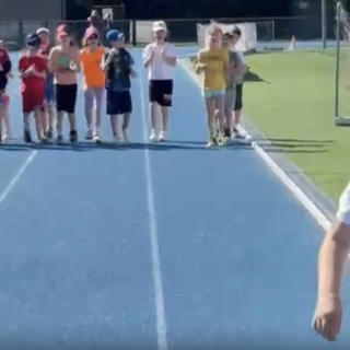 I compagni di classe rallentano in gara per far vincere Nazari, il compagno di classe ucraino VIDEO