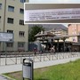 L'ospedale San Biagio. Nel riquadro il foglietto dato per il pagamento del ticket