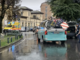 Il momento dei soccorsi al pedone investito in via Bonomelli