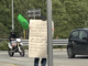 Terrapiattista solitario manifesta con un cartello di fronte all'Eurospin di Domo