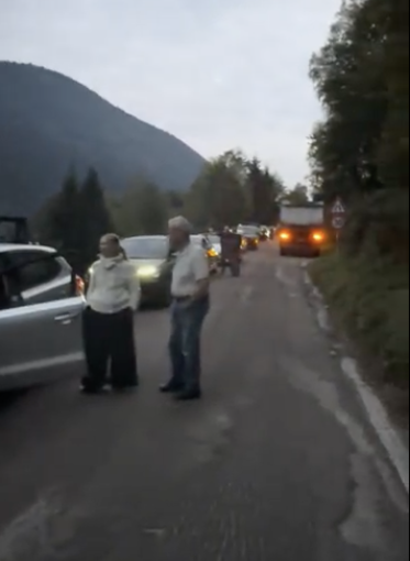 Strada chiusa senza preavviso, automobilisti bloccati per quasi due ore: la protesta di un lettore VIDEO Strada chiusa senza preavviso, automobilisti bloccati per quasi due ore: la protesta di un lettore VIDEO