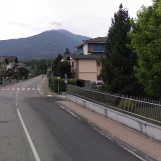 Ladri nella notte a Bisate: scavalcano la recinzione e provano a forzare la porta