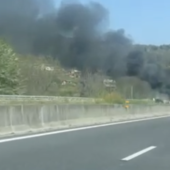 Auto in fiamme sull'A26: code tra Meina e Carpugnino VIDEO Auto in fiamme sull'A26: code tra Meina e Carpugnino VIDEO