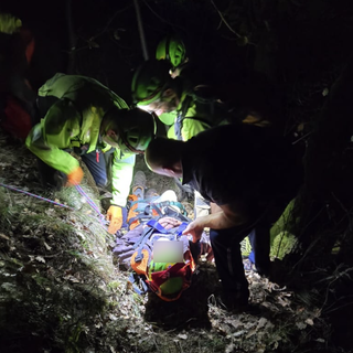 Domo, 84enne precipita in un canale a Quartero mentre cerca funghi: intervento dell’eliambulanza in volo notturno VIDEO