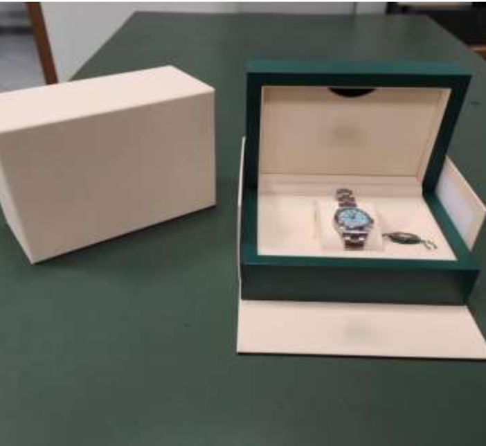 Cercano di passare il confine con due orologi preziosi non dichiarati, sequestrati in Dogana