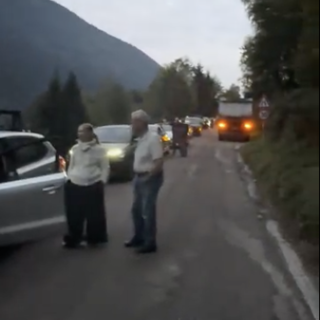 Strada chiusa senza preavviso, automobilisti bloccati per quasi due ore: la protesta di un lettore VIDEO