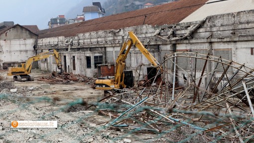 Nella foto: prosegue la demolizione dello stabilimento Sisma