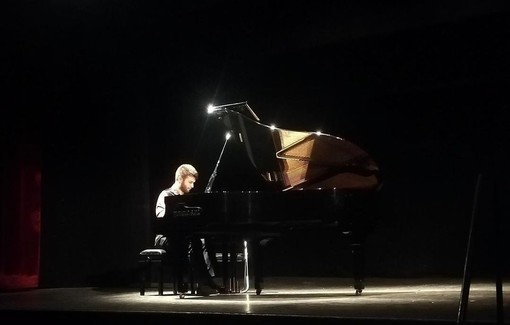 Nelle sale del teatro La Fenice risuonano le note del pianista domese Amir Salhi