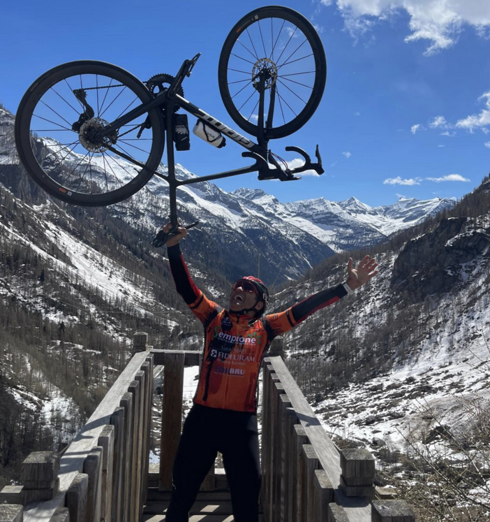 A Domodossola la presentazione del libro “I luoghi del Diablo” con il leggendario campione di ciclismo Claudio Chiappucci A Domodossola la presentazione del libro “I luoghi del Diablo” con il leggendario campione di ciclismo Claudio Chiappucci