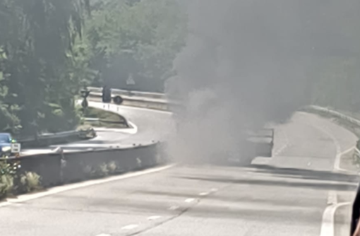 Camion in fiamme, code e disagi sulla superstrada Camion in fiamme, code e disagi sulla superstrada
