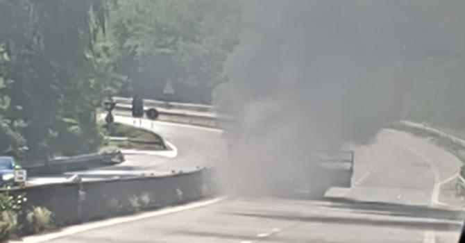 Camion in fiamme, code e disagi sulla superstrada