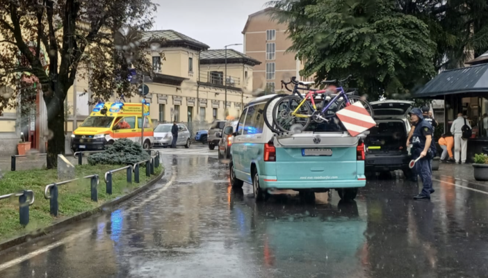 Il momento dei soccorsi al pedone investito in via Bonomelli Il momento dei soccorsi al pedone investito in via Bonomelli
