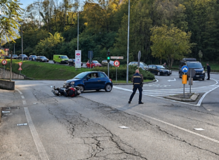Domodossola, incidente tra un'auto e uno scooter: lunghe code in tangenziale Domodossola, incidente tra un'auto e uno scooter: lunghe code in tangenziale