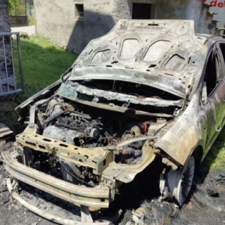 Ornavasso, auto prende fuoco in un cortile