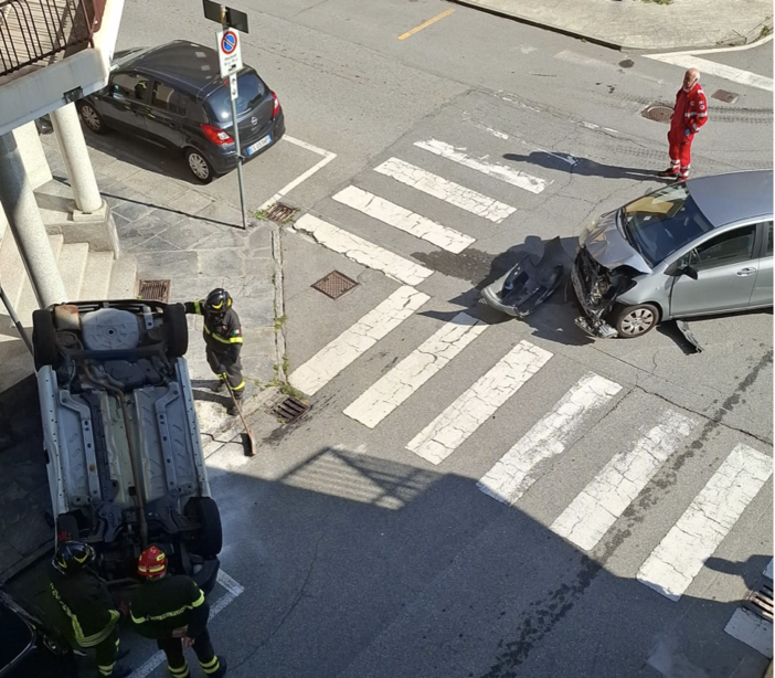 Domodossola,  auto si ribalta dopo un violento impatto