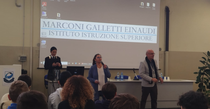 Carabinieri all’Einaudi Marconi Galletti: studenti a lezione di legalità e rispetto delle regole Carabinieri all’Einaudi Marconi Galletti: studenti a lezione di legalità e rispetto delle regole