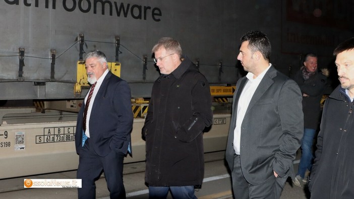 L'europarlamentare Carlo Fidanza (al centro) durante la visita a Domo 2