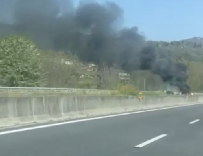 Auto in fiamme sull'A26: code tra Meina e Carpugnino VIDEO