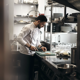 Stai pensando di aprire un ristorante? Non dimenticare l'attrezzatura! Guida 2025