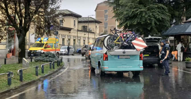 Il momento dei soccorsi al pedone investito in via Bonomelli Il momento dei soccorsi al pedone investito in via Bonomelli