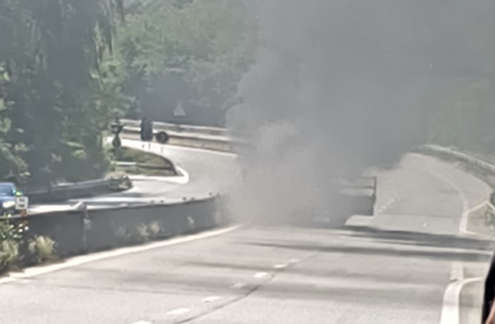 Camion in fiamme, code e disagi sulla superstrada Camion in fiamme, code e disagi sulla superstrada