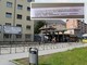 L'ospedale San Biagio. Nel riquadro il foglietto dato per il pagamento del ticket