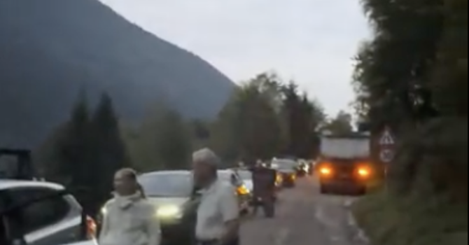 Strada chiusa senza preavviso, automobilisti bloccati per quasi due ore: la protesta di un lettore VIDEO