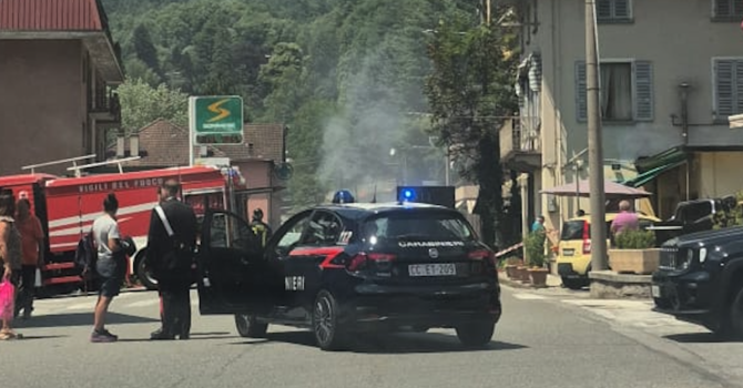 Furgone avvolto dalle fiamme a Varzo VIDEO Furgone avvolto dalle fiamme a Varzo VIDEO