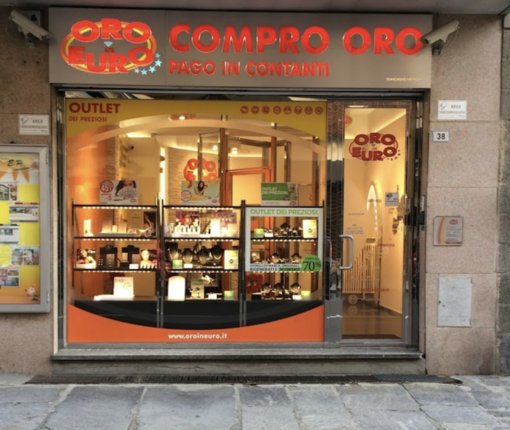 Uomo armato rapina un compro oro in centro a Domo
