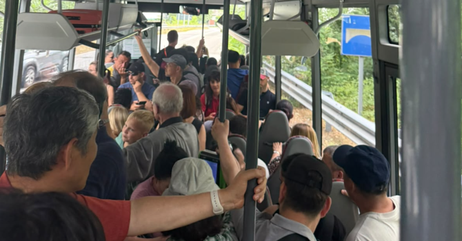 Bus sostitutivi Domodossola-Iselle, la protesta dei frontalieri: "Viaggi in condizioni inaccettabili"