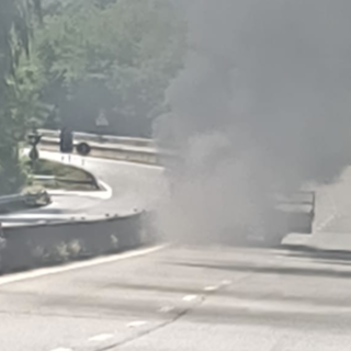 Camion in fiamme, code e disagi sulla superstrada