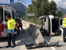 Auto ribaltata dopo il ponte che collega Domo a Crevola Auto ribaltata dopo il ponte che collega Domo a Crevola
