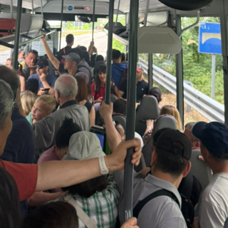 Bus sostitutivi Domodossola-Iselle, la protesta dei frontalieri: "Viaggi in condizioni inaccettabili"