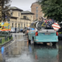 Il momento dei soccorsi al pedone investito in via Bonomelli