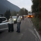 Strada chiusa senza preavviso, automobilisti bloccati per quasi due ore: la protesta di un lettore VIDEO Strada chiusa senza preavviso, automobilisti bloccati per quasi due ore: la protesta di un lettore VIDEO