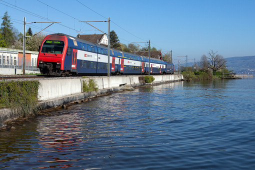 Un treno che corre lungo il lago per unire Locarno a Verbania