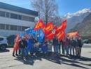 Lavoratori in sciopero davanti alla Travi e Profilati di Pallanzeno