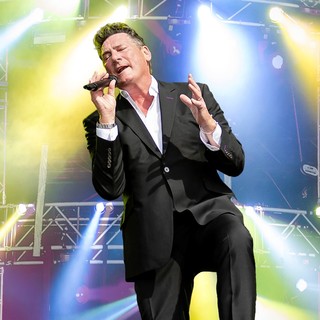 Tones Teatro Natura, Tony Hadley in concerto con la Cm Orchestra